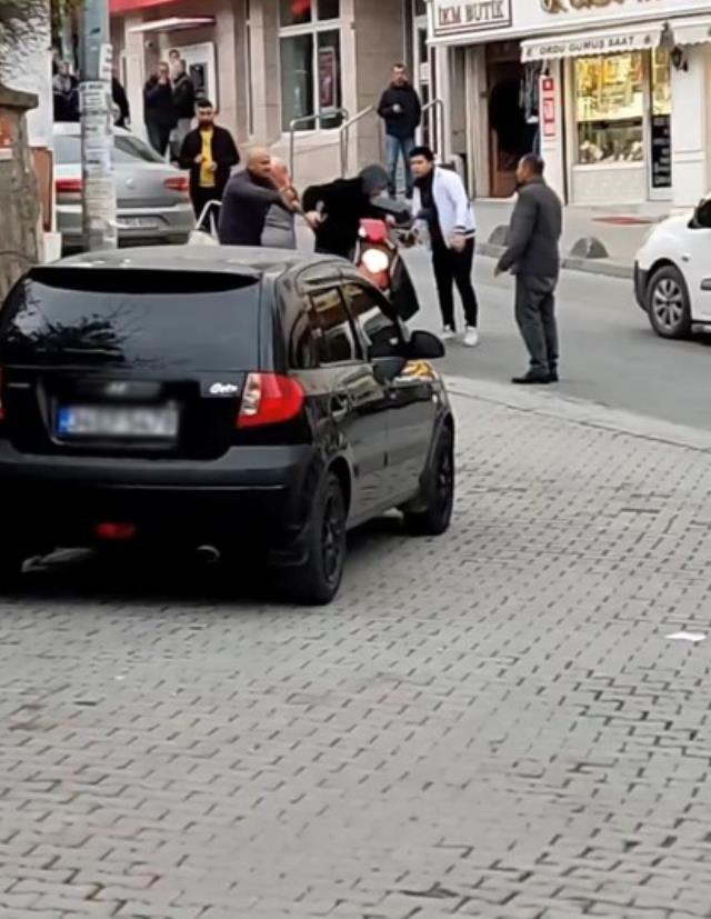 Arnavutköy'de tartıştığı motosikletliyi baltayla tehdit etti Arnavutköy'de tartıştığı motosikletliyi baltayla tehdit etti