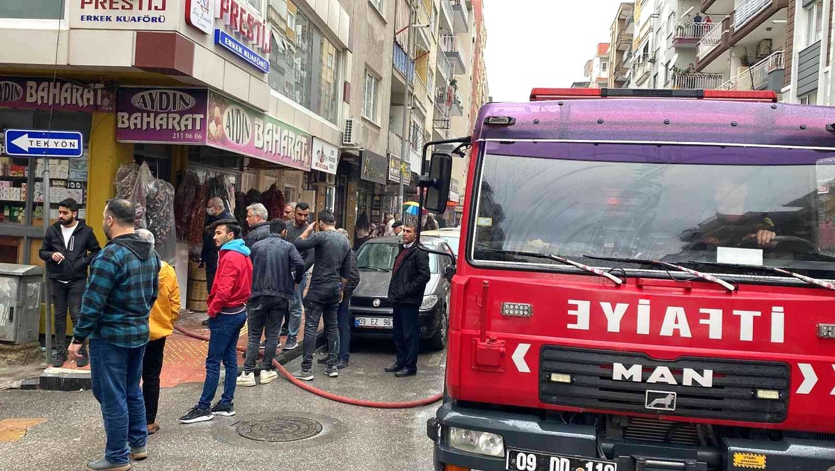Baharatçıda çıkan yangın korkuttu