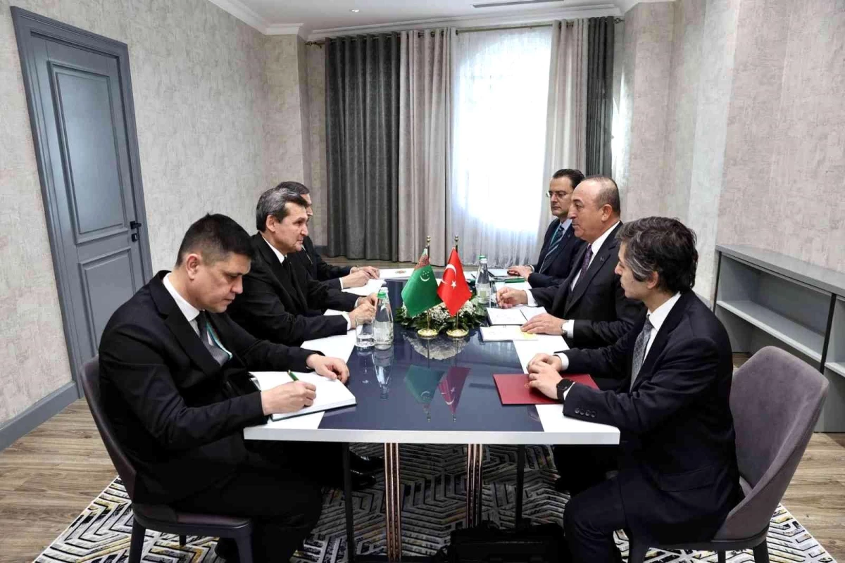 Bakan Çavuşoğlu, Türkmenistanlı mevkidaşı Meredov\'la görüştü