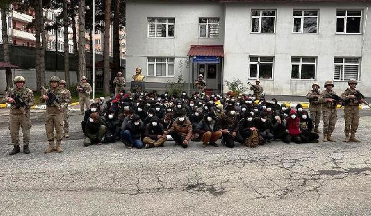 Bitlis\'te 130 kaçak göçmen yakalandı; 3 organizatöre gözaltı