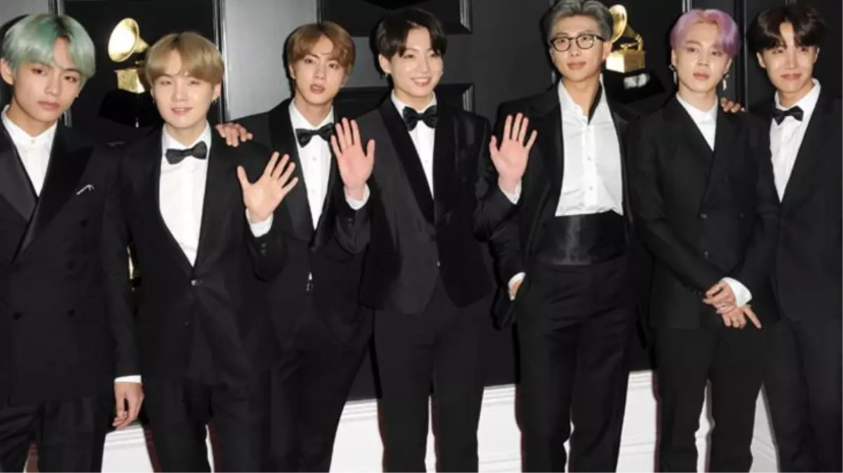 Dünyaca ünlü K-Pop grubu BTS\'in vokali Jin askere gitti, hayranları askeri birliğin önüne akın etti