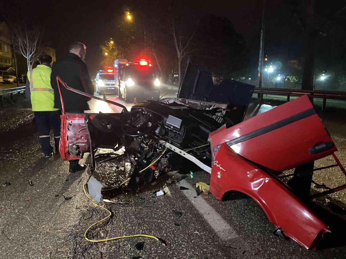 Bursa\'da belediye otobüsüne çarpan otomobil ikiye bölündü: 1 ölü