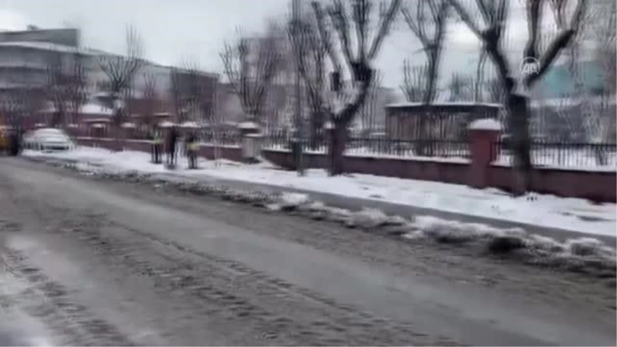 Cadde ve sokaklarda biriken kar kent dışına taşınıyor