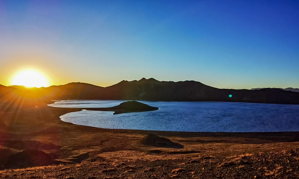 Çin\'deki Yamdrok Gölü\'nün Kartpostallık Manzarası