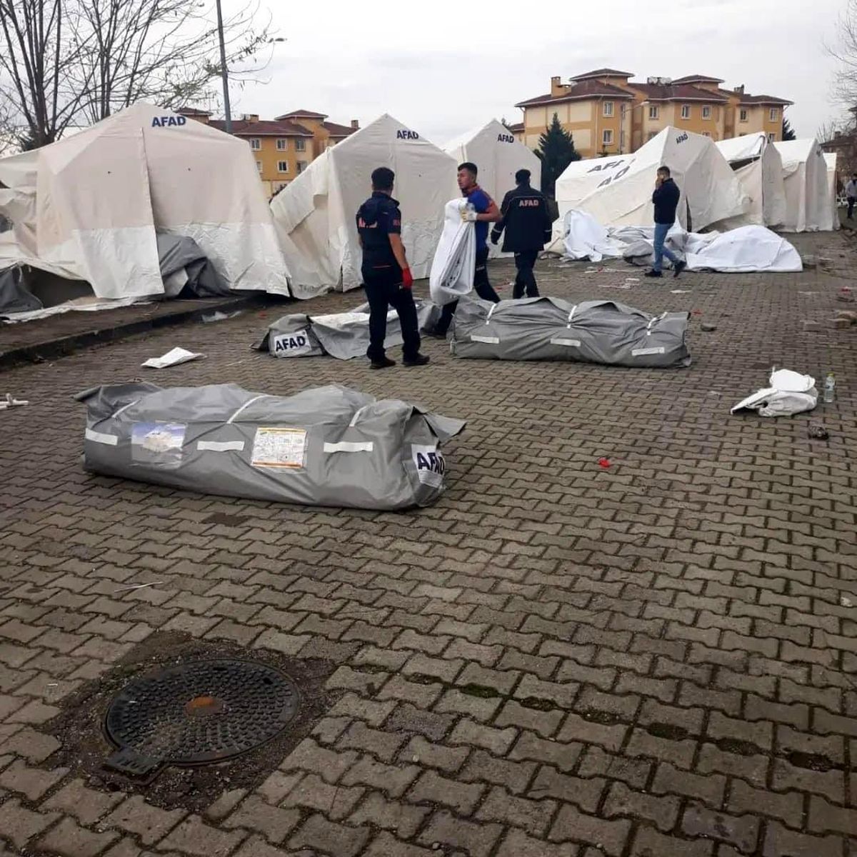 Deprem sonrası kurulan çadırlar tek tek kaldırılıyor