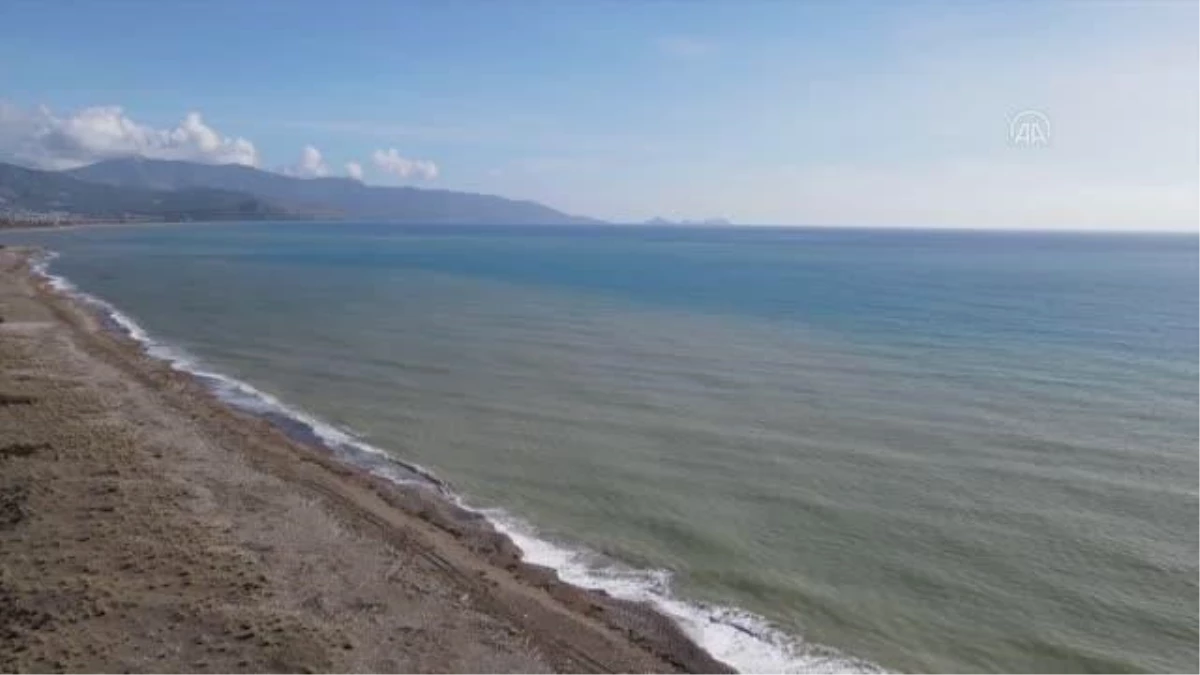 (DRON) Kumluca\'da çamurlu sel suları kıyıda denizin rengini kahverengiye çevirdi