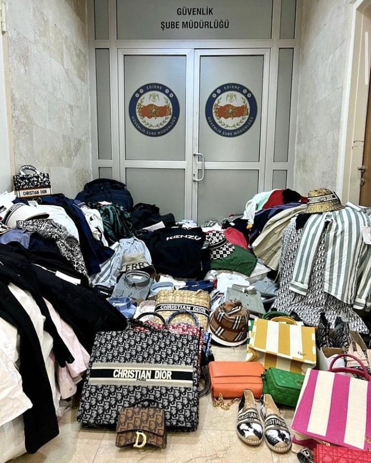 Edirne\'de ünlü markaların bin 422 taklit ürünü ele geçirildi