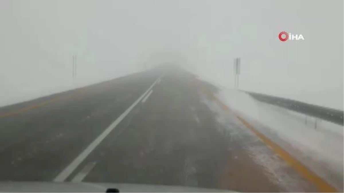 Erzurum\'da etkili olan kar yağışı Palandöken geçidin sürücülere zor anlar yaşatıyor