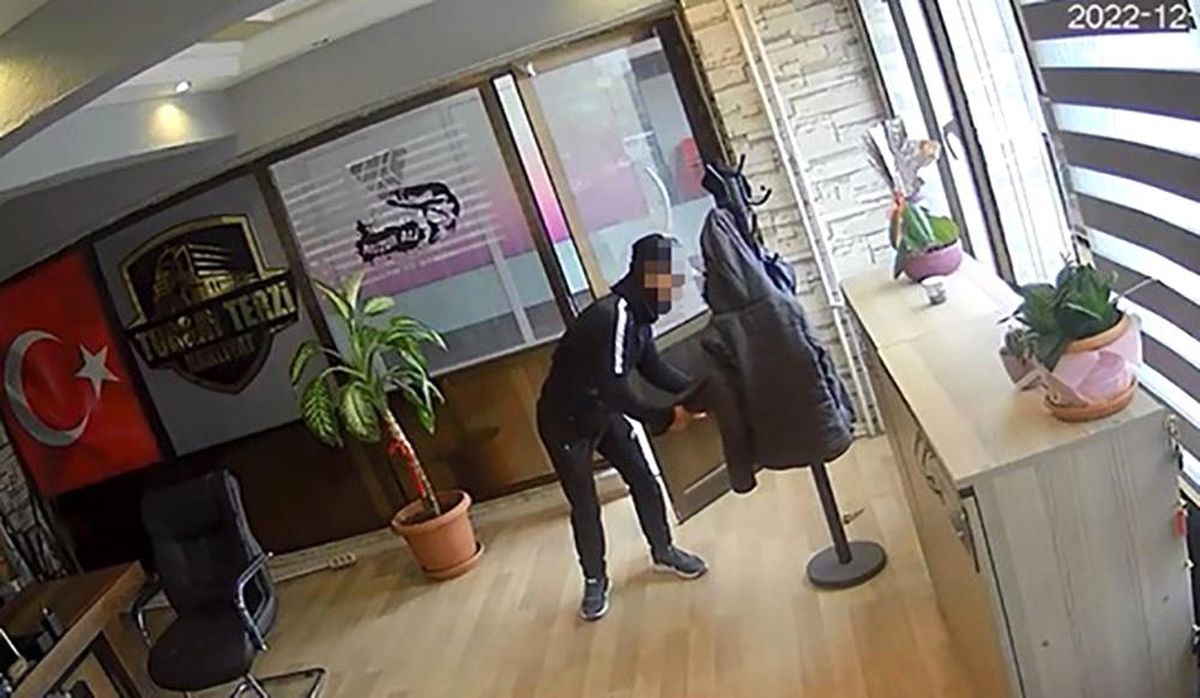 İş yerinden hırsızlık girişimi kamerada