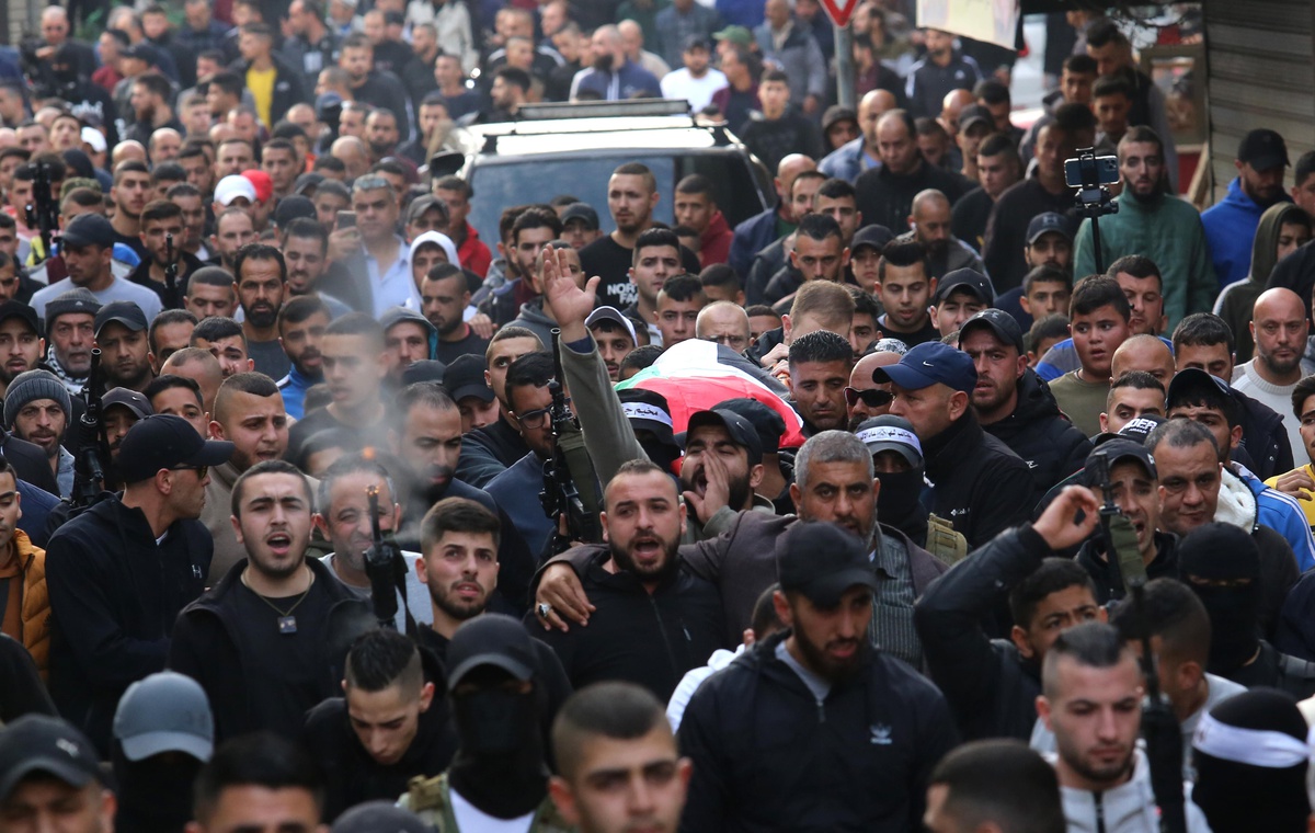 İsrail Askerlerince Cenin\'de Öldürülen Genç Kızın Cenazesi Kaldırıldı