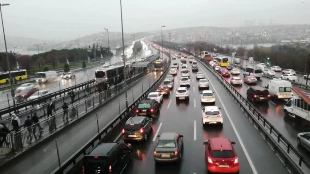 İstanbul\'da yağışın da etkisiyle trafik yoğunluğu arttı