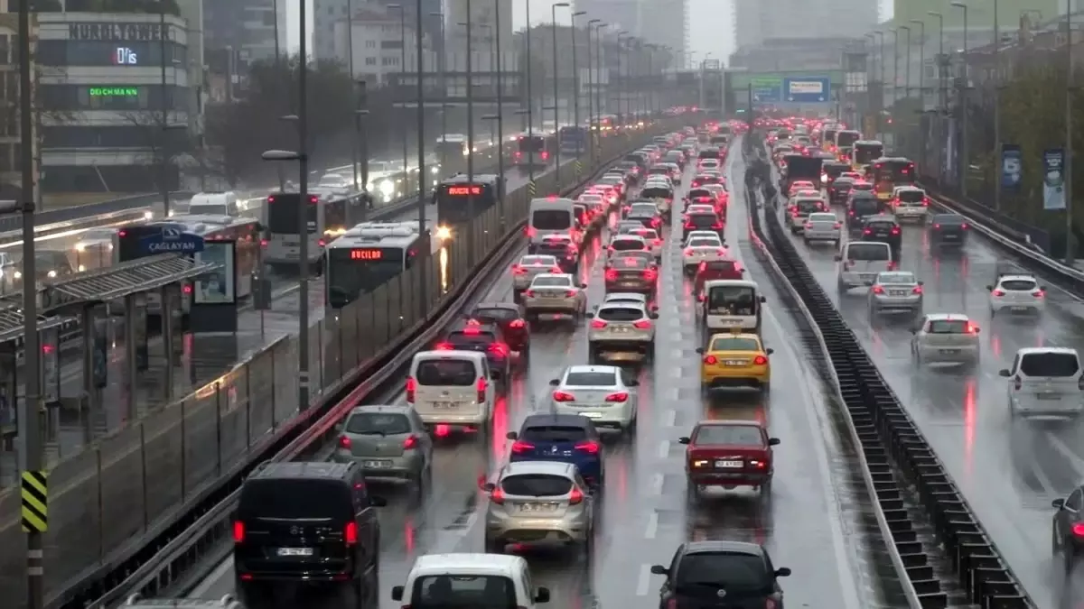 İstanbul\'da yağmur nedeniyle trafik yoğunluğu yaşanıyor