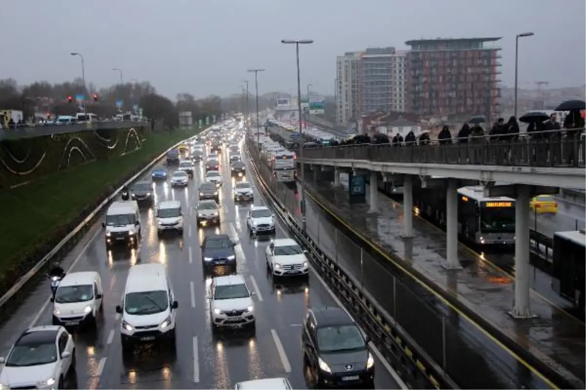 İstanbul\'da yağmur trafiği