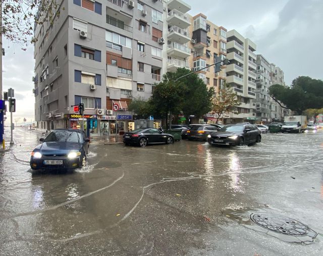 İzmir'de sağanak su baskınlarına neden oldu İzmir'de sağanak su baskınlarına neden oldu