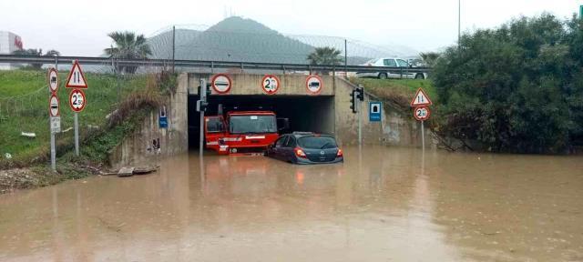 İzmir'de sağanak su baskınlarına neden oldu İzmir'de sağanak su baskınlarına neden oldu