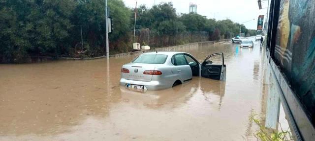 İzmir'de sağanak su baskınlarına neden oldu İzmir'de sağanak su baskınlarına neden oldu