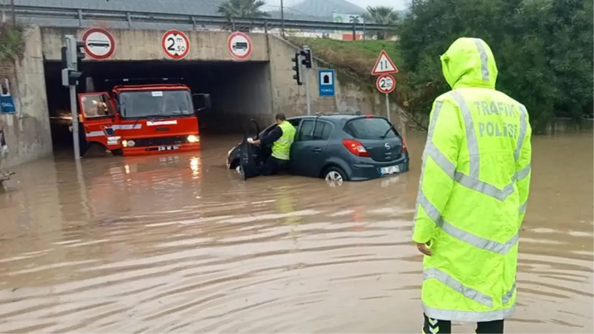 İzmir\'i sağanak yağış vurdu! İş yerlerini su basarken cadde ve sokaklar göle döndü