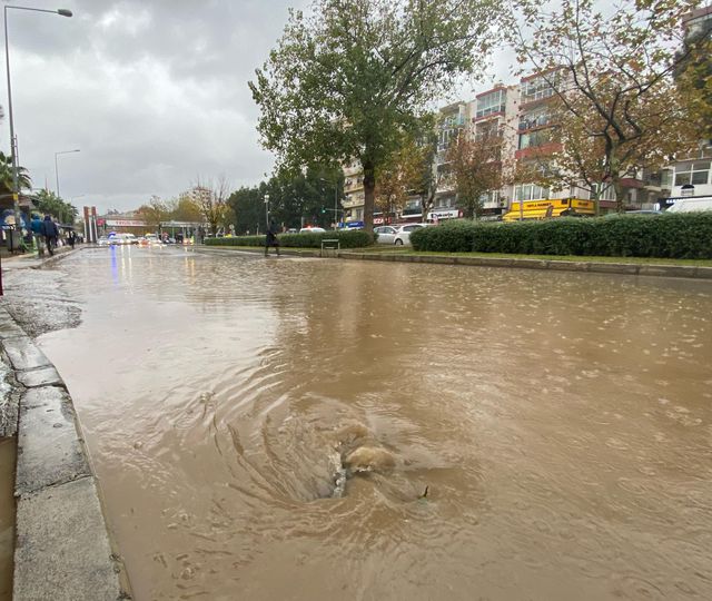 İzmir'de sağanak su baskınlarına neden oldu İzmir'de sağanak su baskınlarına neden oldu