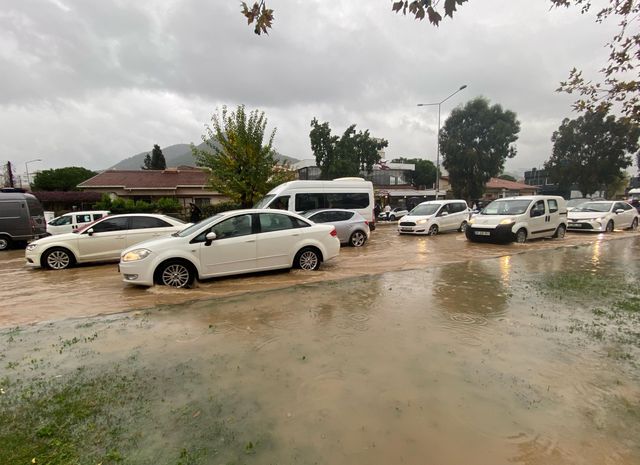 İzmir'de sağanak su baskınlarına neden oldu İzmir'de sağanak su baskınlarına neden oldu