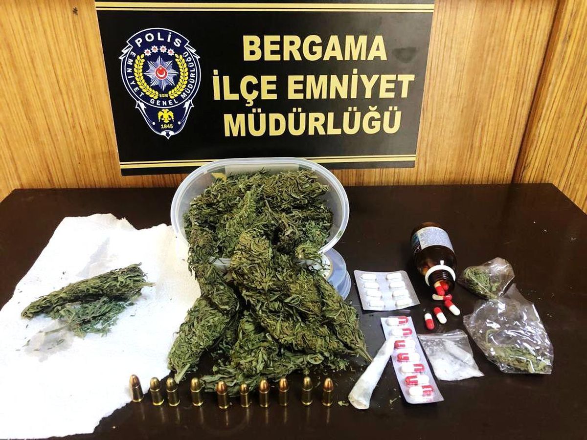 İzmir\'de uyuşturucu evine operasyon
