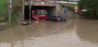 İzmir'i sağanak vurdu, araçlar suda mahsur kaldı