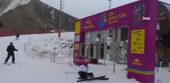 Kayak sezonu başladı, macera severler Palandöken'e akın etti