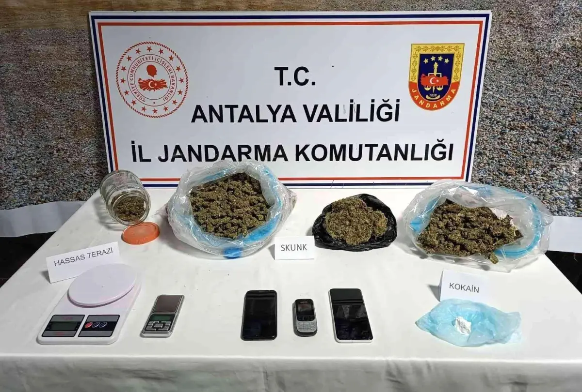 Kiraladıkları evde uyuşturucu ticareti yapmak üzereyken yakalanan 3 şüpheli gözaltına alındı