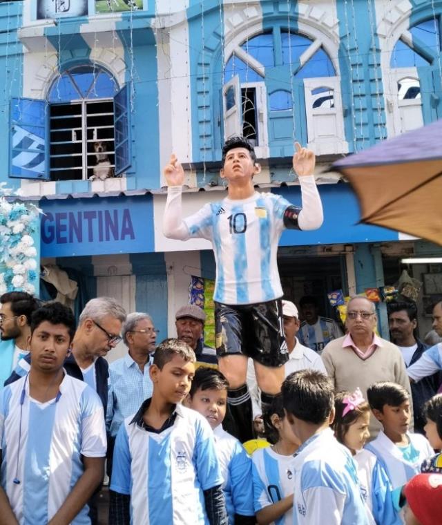 Messi görse 'Bu kim?' der! Arjantinli yıldızın, Hindistan'daki heykeli dalga konusu oldu Messi görse 'Bu kim?' der! Arjantinli yıldızın, Hindistan'daki heykeli dalga konusu oldu