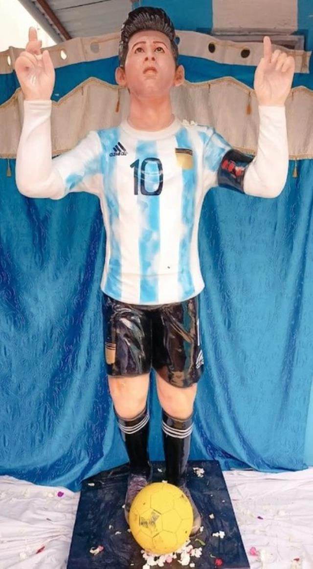 Messi görse 'Bu kim?' der! Arjantinli yıldızın, Hindistan'daki heykeli dalga konusu oldu Messi görse 'Bu kim?' der! Arjantinli yıldızın, Hindistan'daki heykeli dalga konusu oldu