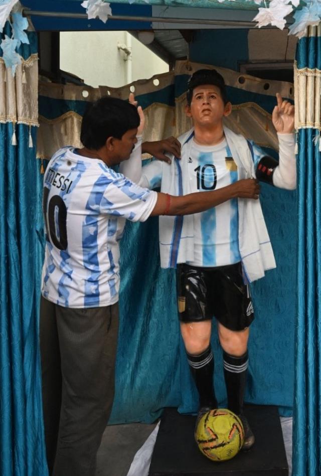 Messi görse 'Bu kim?' der! Arjantinli yıldızın, Hindistan'daki heykeli dalga konusu oldu Messi görse 'Bu kim?' der! Arjantinli yıldızın, Hindistan'daki heykeli dalga konusu oldu