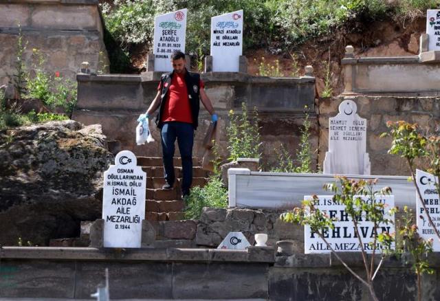 Mezarlıkta eski kız arkadaşını bıçaklayan çocuk, 9 yıl hapis cezasına çarptırıldı Mezarlıkta eski kız arkadaşını bıçaklayan çocuk, 9 yıl hapis cezasına çarptırıldı