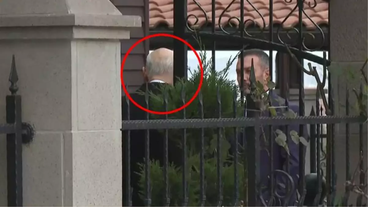 Soğuk havaya aldırmayan MHP lideri Bahçeli, Cumhurbaşkanı Erdoğan\'ı kapıda bekledi