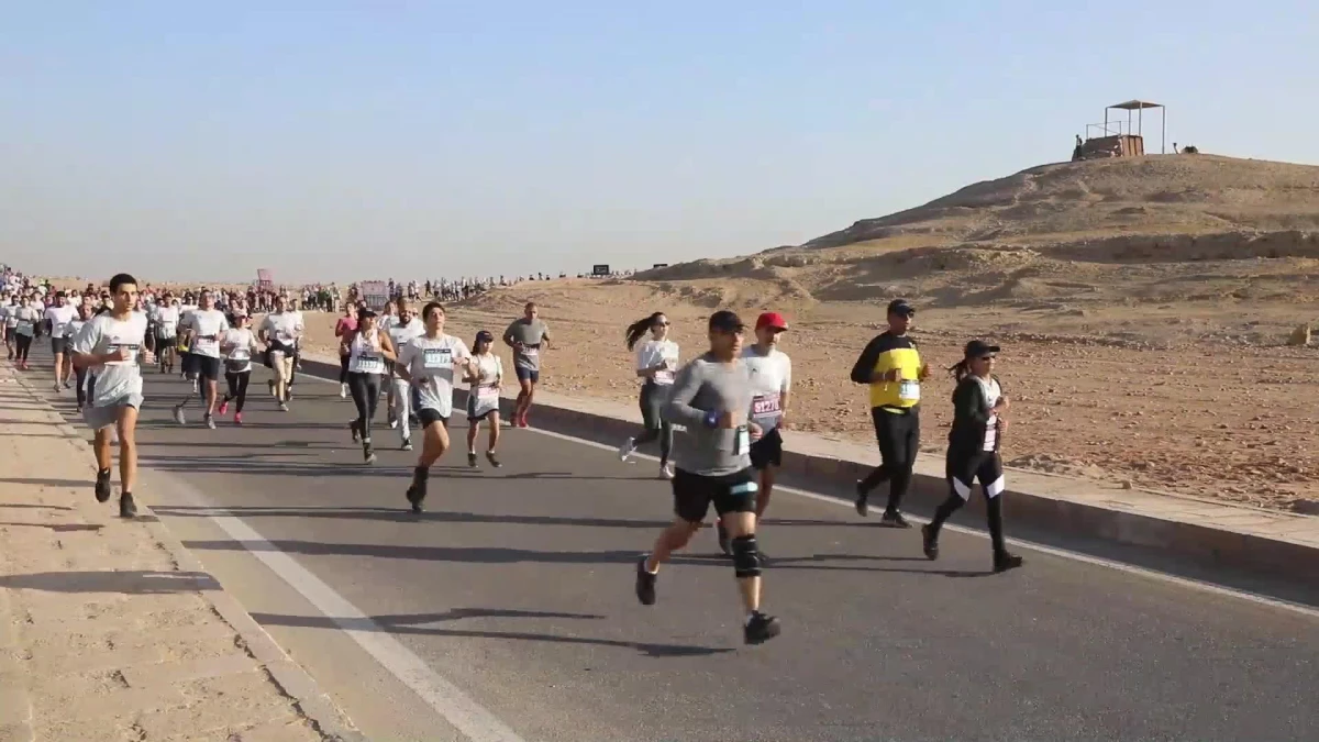 Mısır Piramitleri Yarı Maratonu\'na Katılan Koşucular "Tarih İçinde Yarıştı"