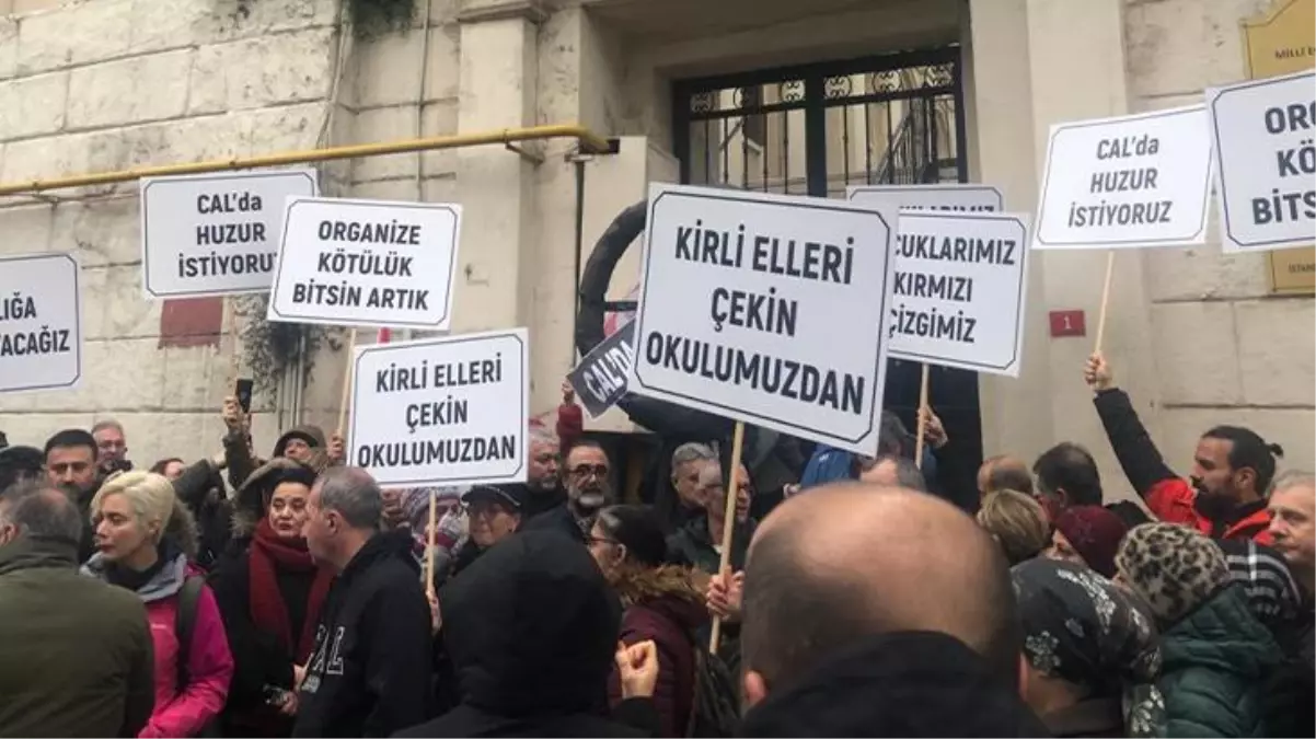 Müdürün 6 yaşındaki kız çocuğunun istismarıyla ilgili paylaşımları sonrası okul önünde toplananlar protesto düzenledi