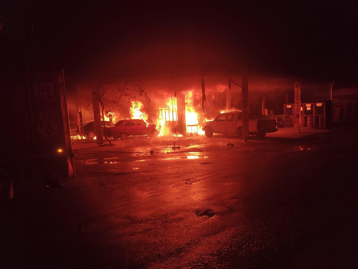 Muğla\'da oto tamirhanesinde çıkan yangında 4 araç zarar gördü