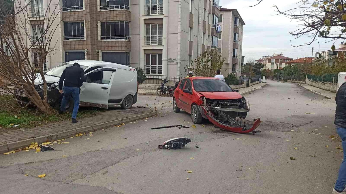 Otomobil ile hafif ticari araç çarpıştı: 1 yaralı