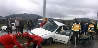Otomobil refüjdeki direğe çarptı: 5 öğretmen yaralı