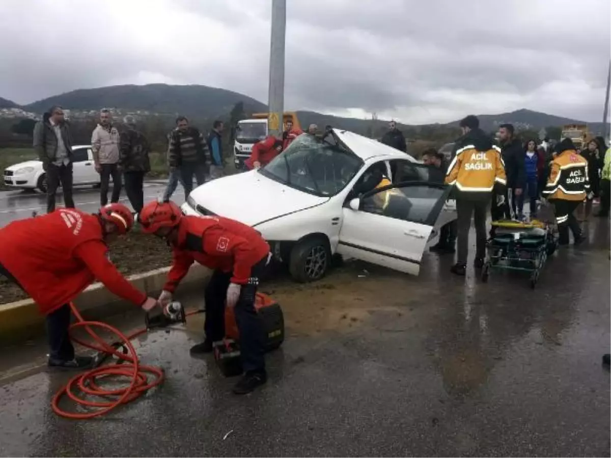 Otomobil refüjdeki direğe çarptı: 5 öğretmen yaralı