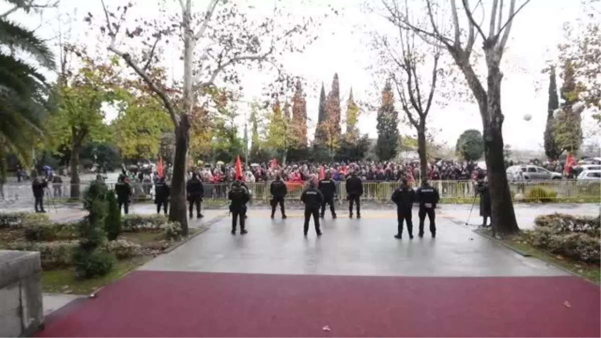 PODGORİCA - Karadağ'da meclis kararına karşı gösteriler gün boyu devam etti
