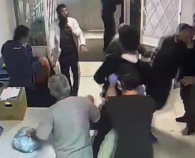 Sağlık çalışanlarına saldırı sırasında kalp krizi geçirdi; acil müdahale ile hayata döndürüldü
