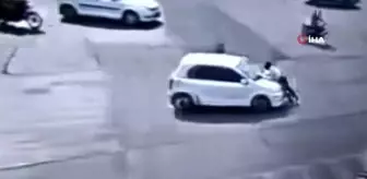 Trafik polisi, dur ihtarına uymayan aracın kaputunda 4 kilometre gitti