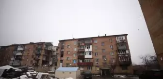 Ukrayna'da hasarlı binalarda yaşayan siviller hayata tutunmaya çalışıyor