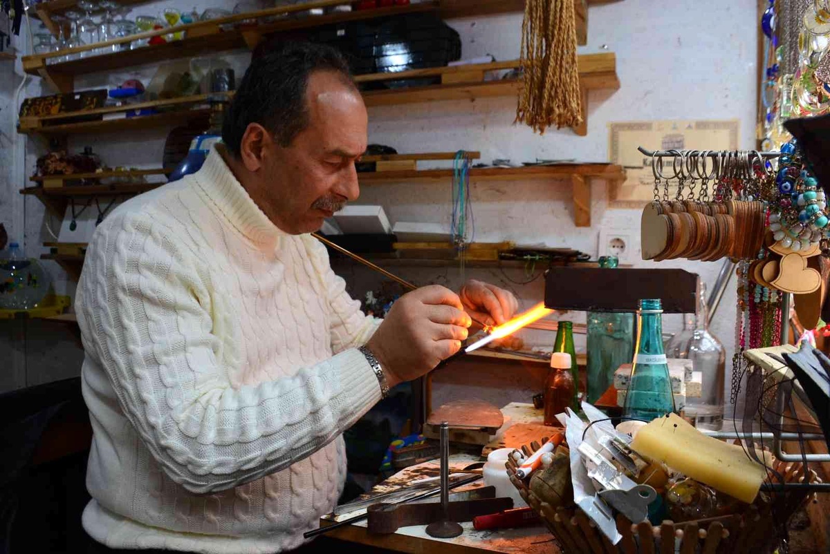 Yıllardır gözünü ateşten ayırmıyor
