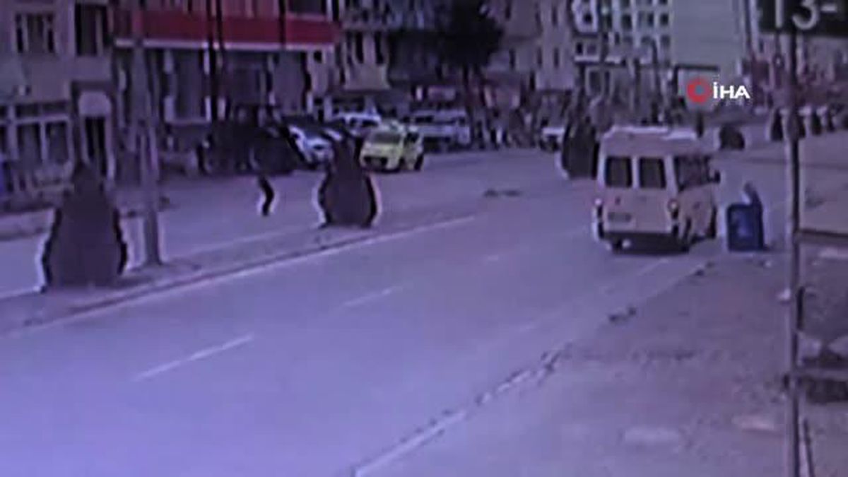 Yolun karşısına geçmeye çalışan kıza otomobil böyle çarptı