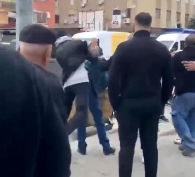 Adana'da tacize linç girişimi! Bir kişi o anları dürüm yiyerek film izler gibi izledi Adana'da tacize linç girişimi! Bir kişi o anları dürüm yiyerek film izler gibi izledi