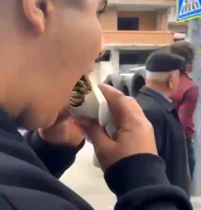 Adana'da tacize linç girişimi! Bir kişi o anları dürüm yiyerek film izler gibi izledi Adana'da tacize linç girişimi! Bir kişi o anları dürüm yiyerek film izler gibi izledi