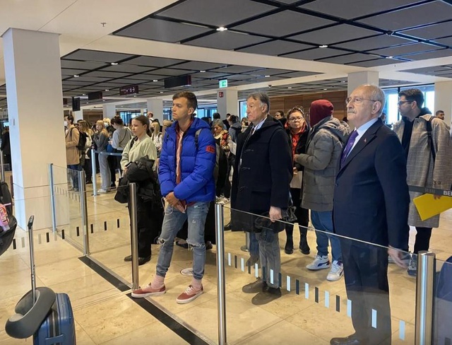 Almanya'ya giden Kılıçdaroğlu pasaport kuyruğunda görüntülendi Almanya'ya giden Kılıçdaroğlu pasaport kuyruğunda görüntülendi