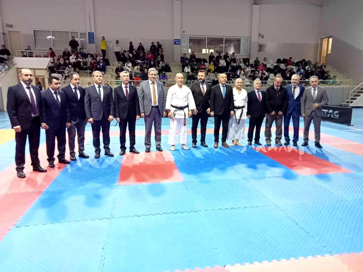 Ankara Valisi Şahin\'in yardımcılarından Namık Kemal Nazlı ile Mustafa Erkayıran, karatede siyah kuşak sahibi oldu
