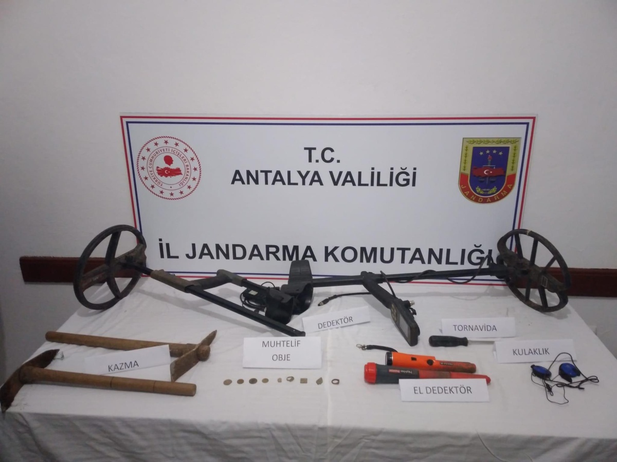 Antalya\'da antik kentte kaçak kazı yapan 2 şüpheli yakalandı