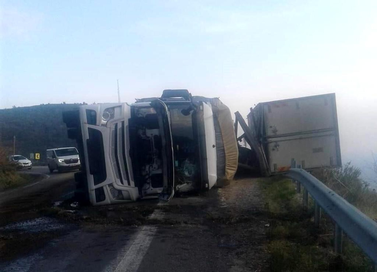 Antalya\'da çarpışan saman yüklü tır ve kamyon devrildi